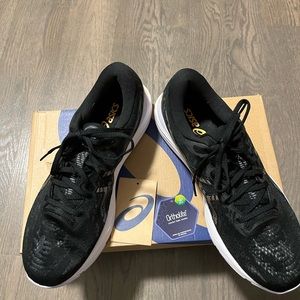 ASICS gel-cumulus 23 woman’s running shoes. Colour is Black/sun peach.